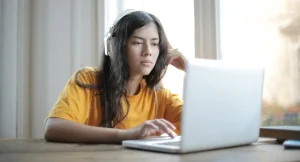macbook 1 2 300x162 - Skandal w Apple - nadużycia w Matching Grants