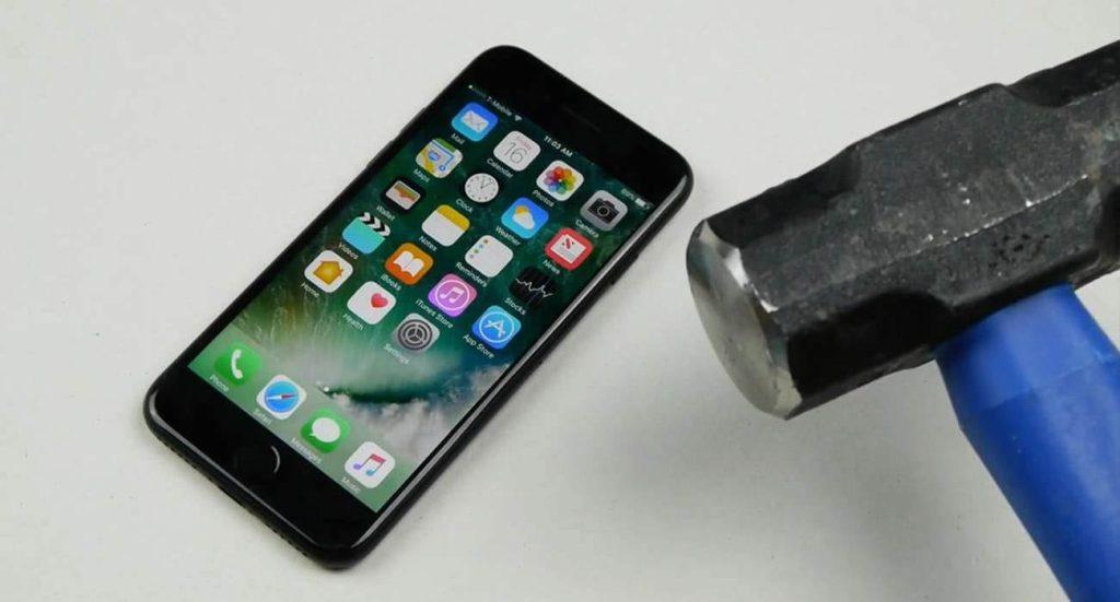 mlotek 1 1024x551 - Zobacz co stanie się z iPhone 7, gdy uderzymy w niego młotkiem