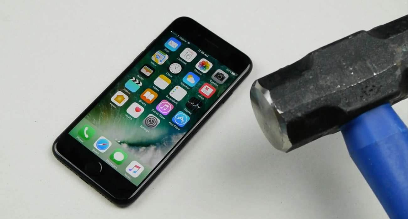 mlotek 1 - Zobacz co stanie się z iPhone 7, gdy uderzymy w niego młotkiem
